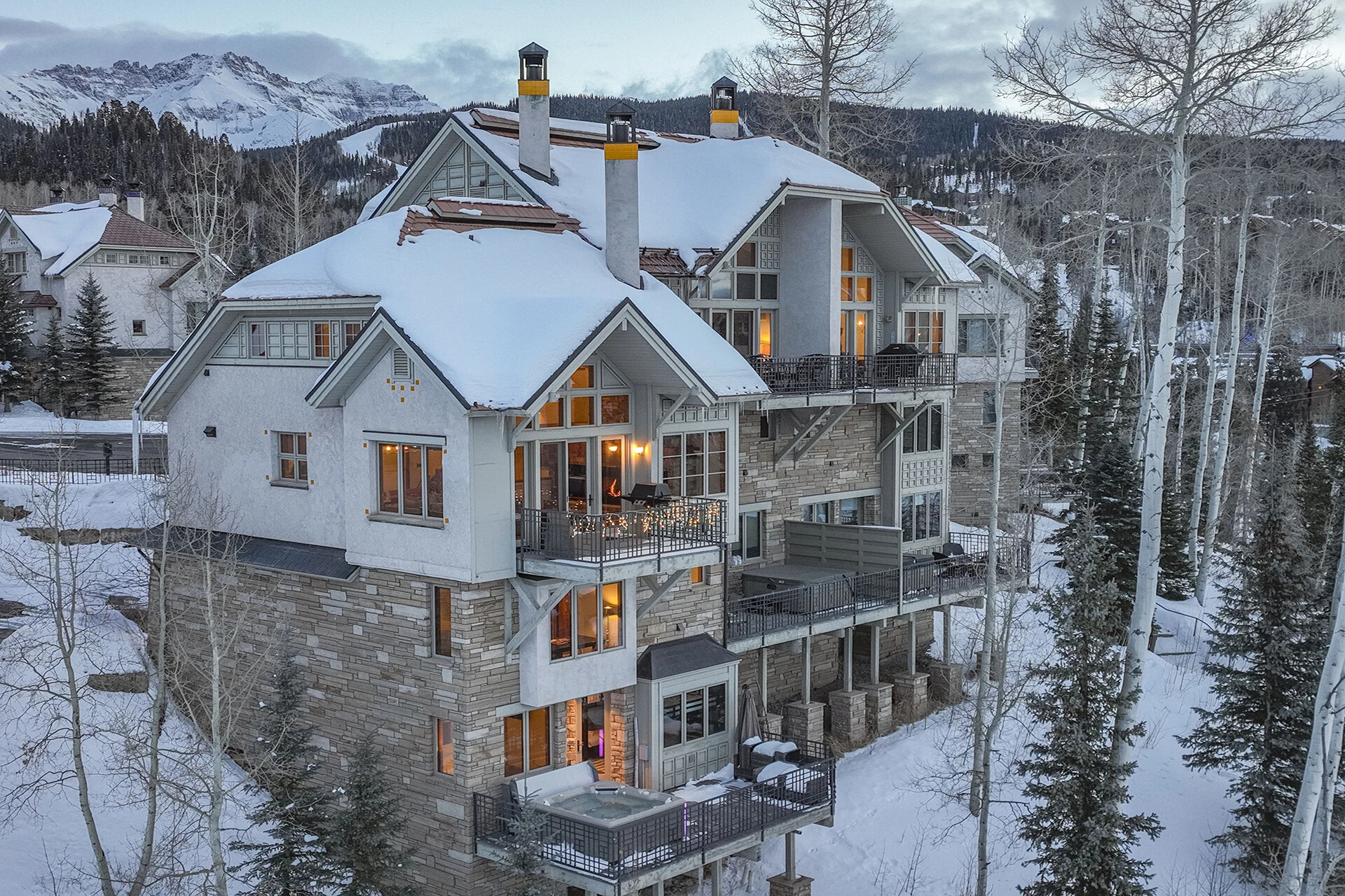 12.2-mountain-village-vacation-rental-ascent-aspen-ridge-ext-glow-palmyra-peak