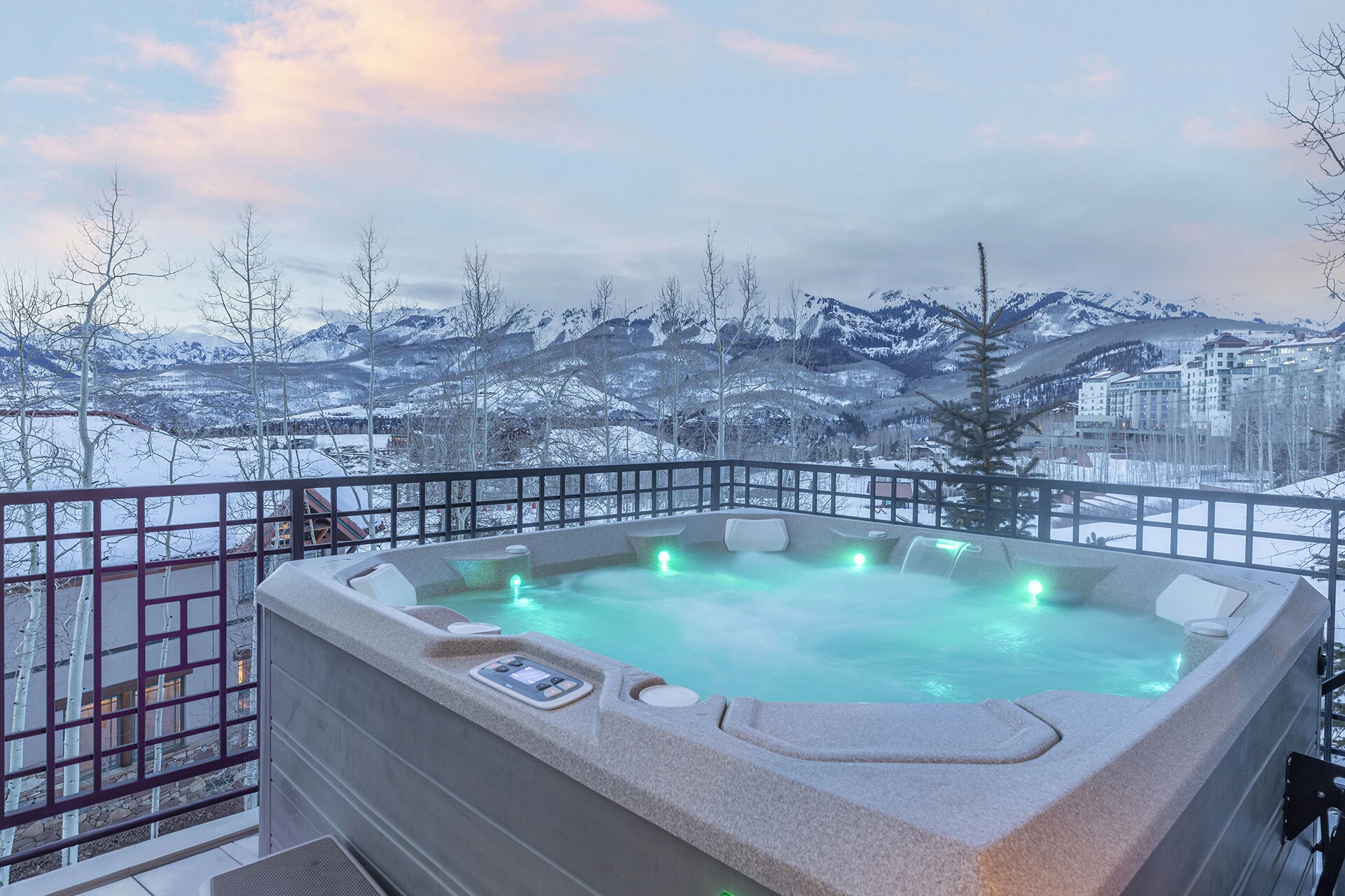 2.4-mountain-village-vacation-rental-ascent-aspen-ridge-hot-tub-glow