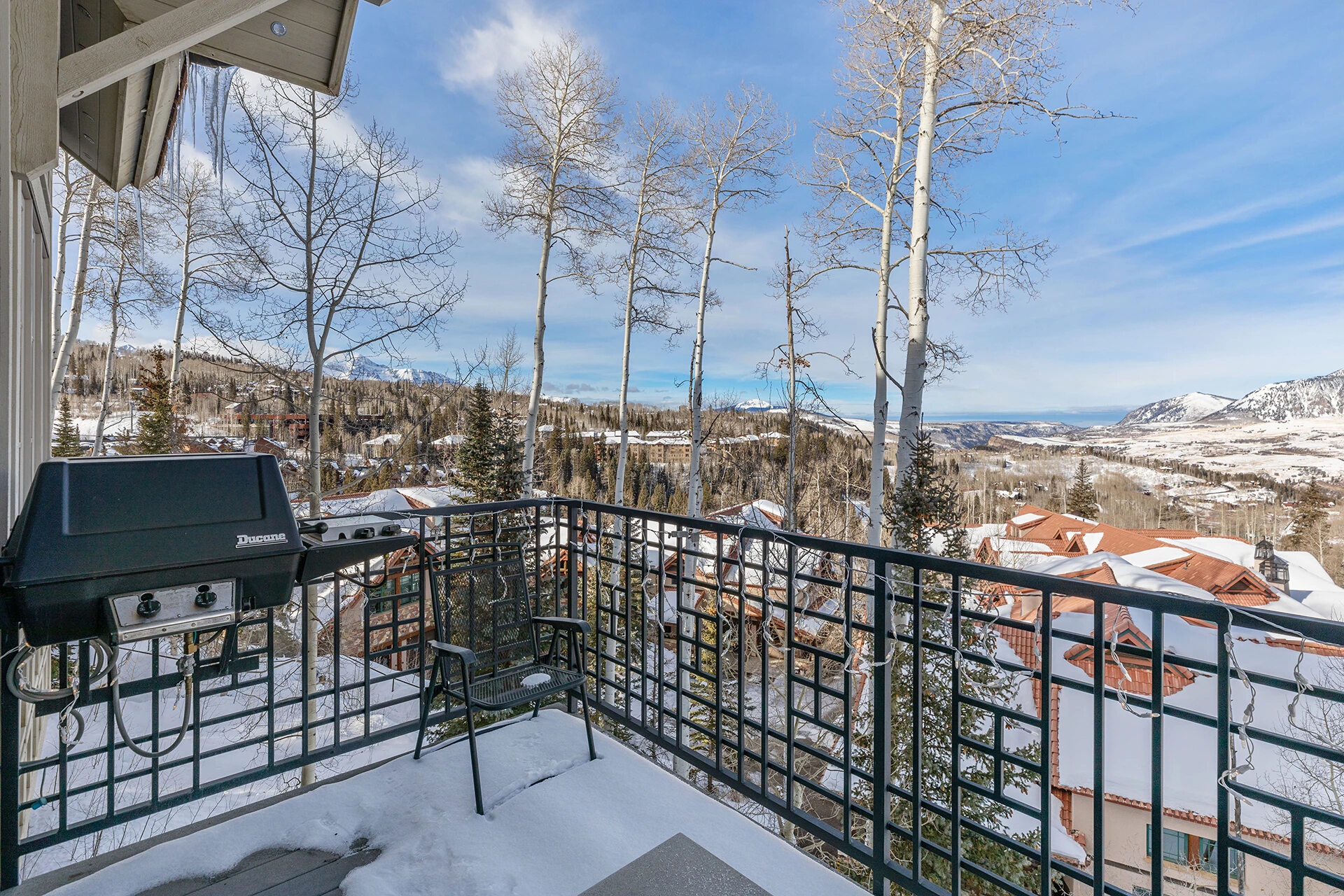 2.5-mountain-village-vacation-rental-ascent-aspen-ridge-living-room-deck2