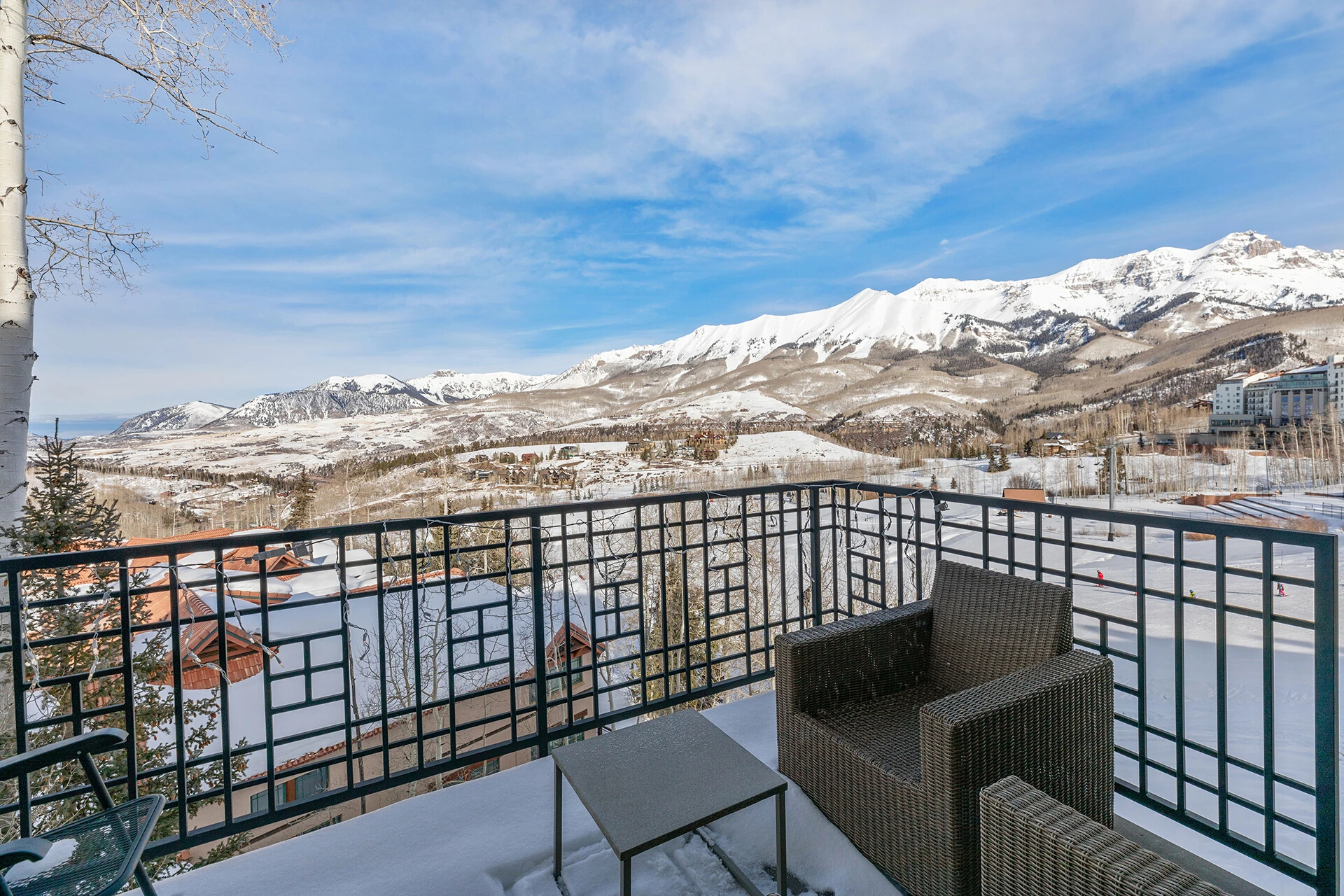 2.6-mountain-village-vacation-rental-ascent-aspen-ridge-living-room-deck1