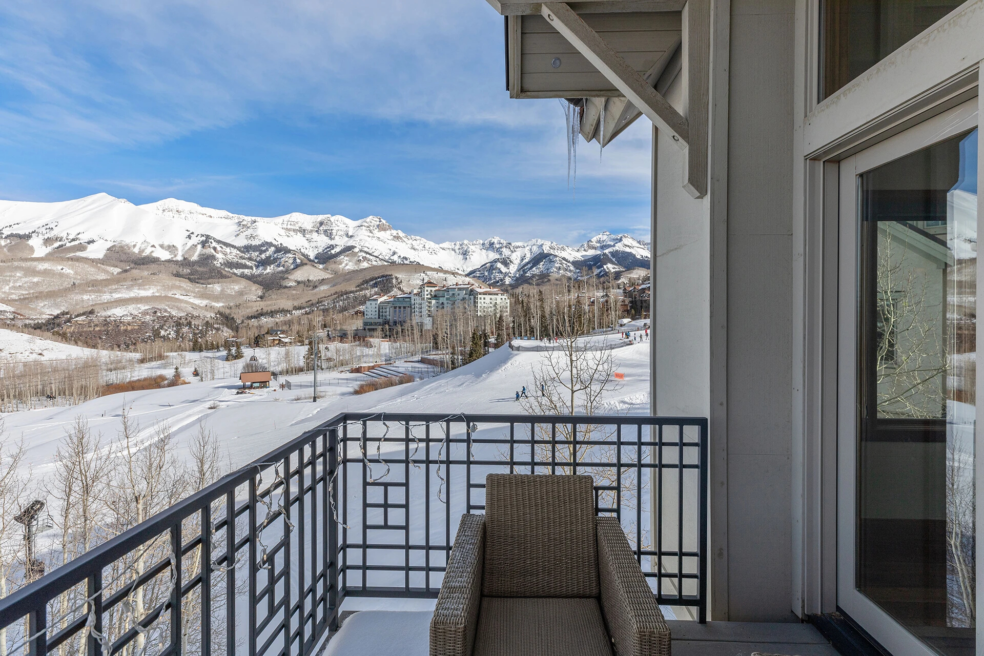 2.7-mountain-village-vacation-rental-ascent-aspen-ridge-living-room-deck3