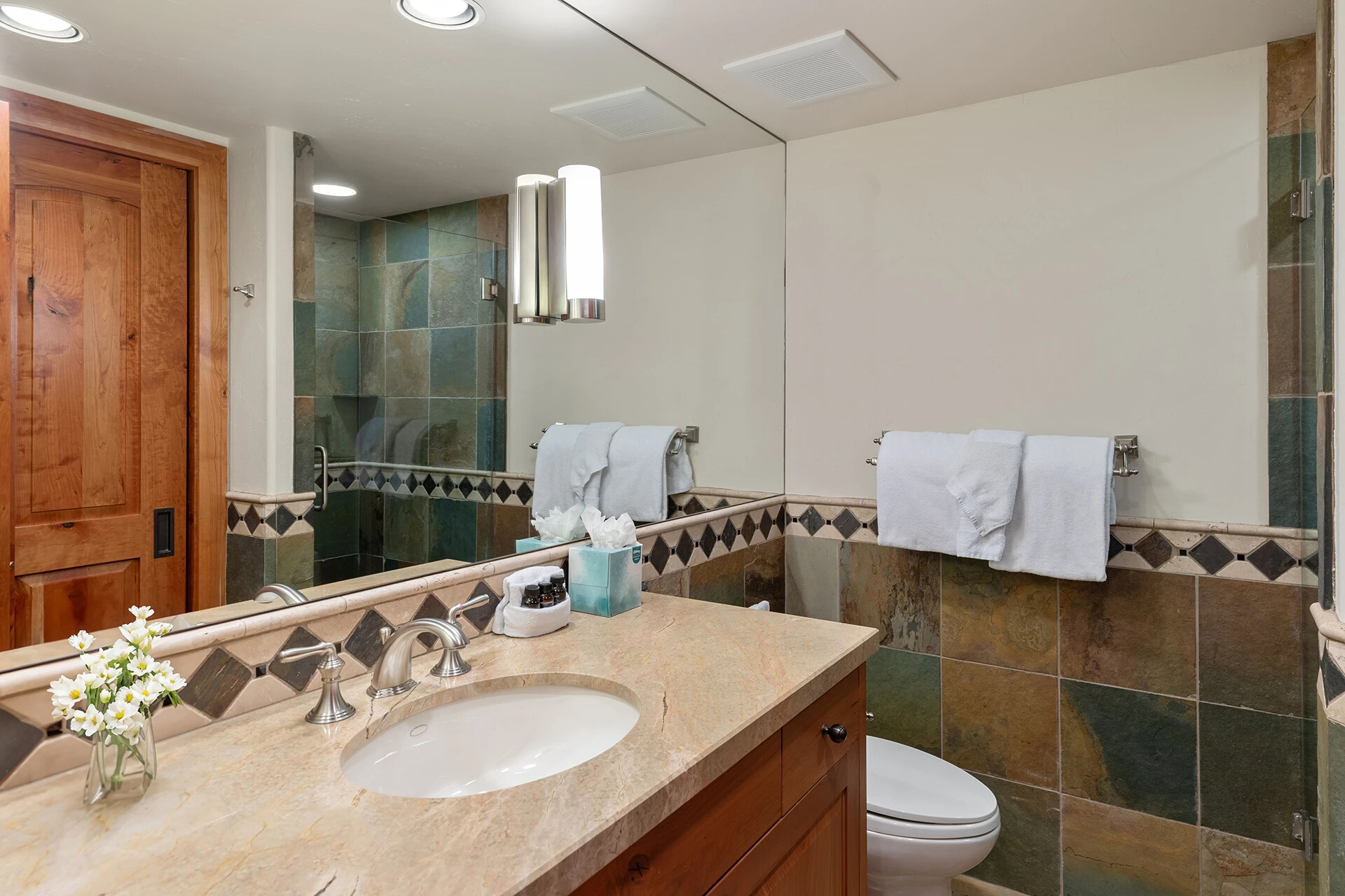 8.1-mountain-village-vacation-rental-ascent-aspen-ridge-bunk-bathroom1