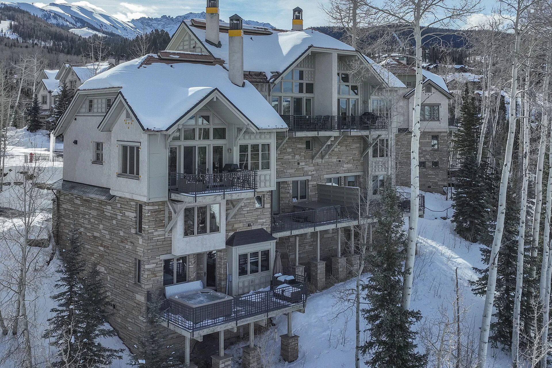 no-mountain-village-vacation-rental-ascent-aspen-ridge-drone-ext-palmyra-peak