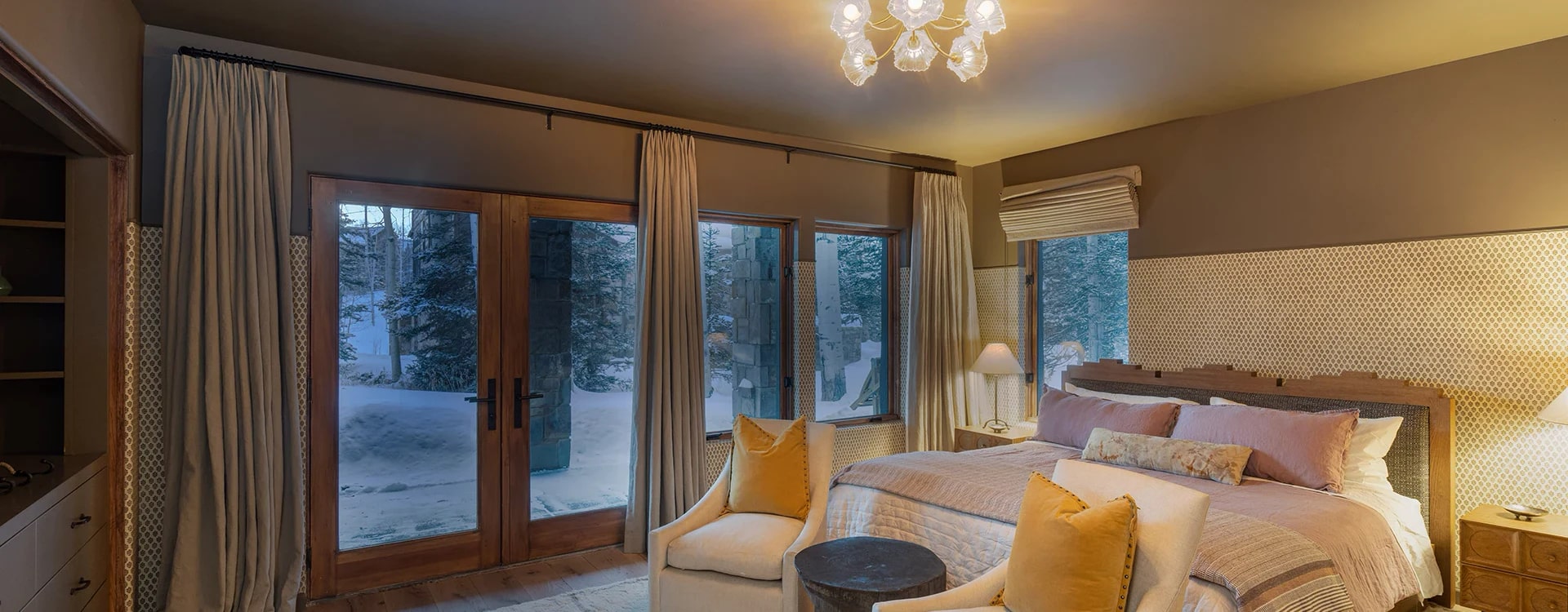 6-peaceful-easy-feeling-mountain-village-guest-suite.webp